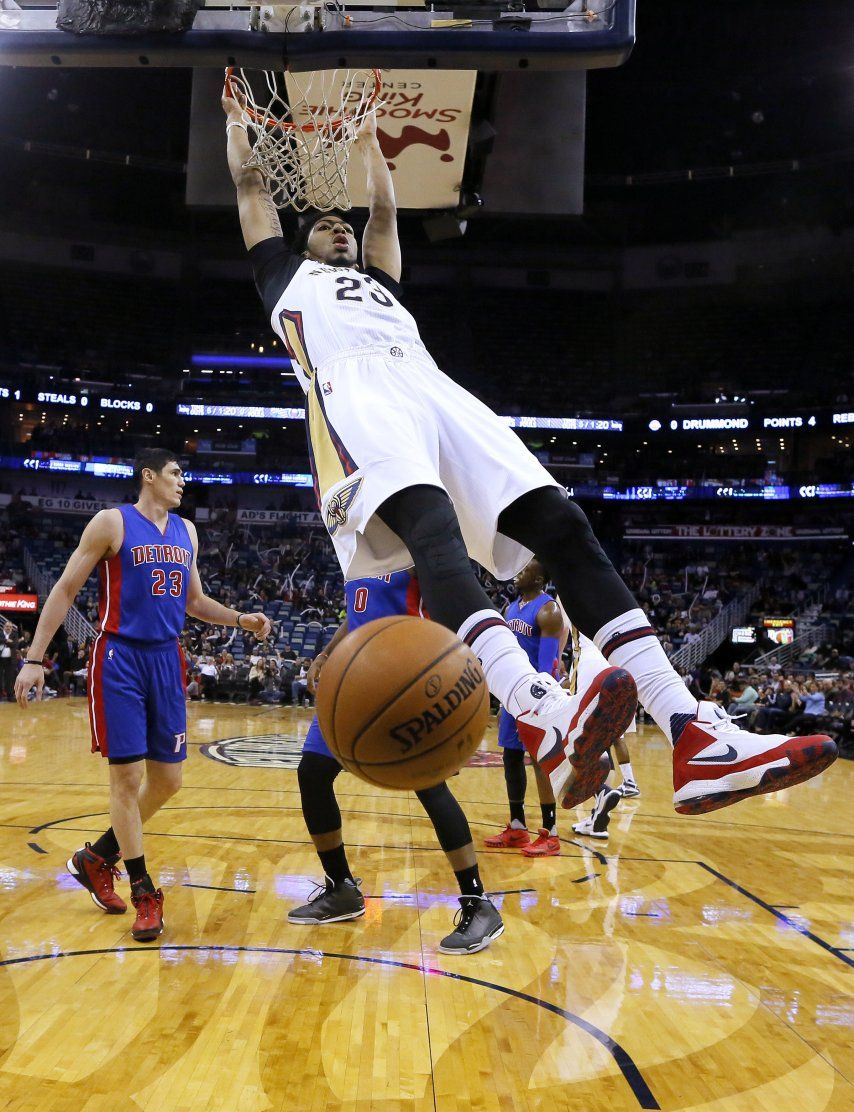 Davis aporta 32 puntos; Pelicans vencen a Pistons