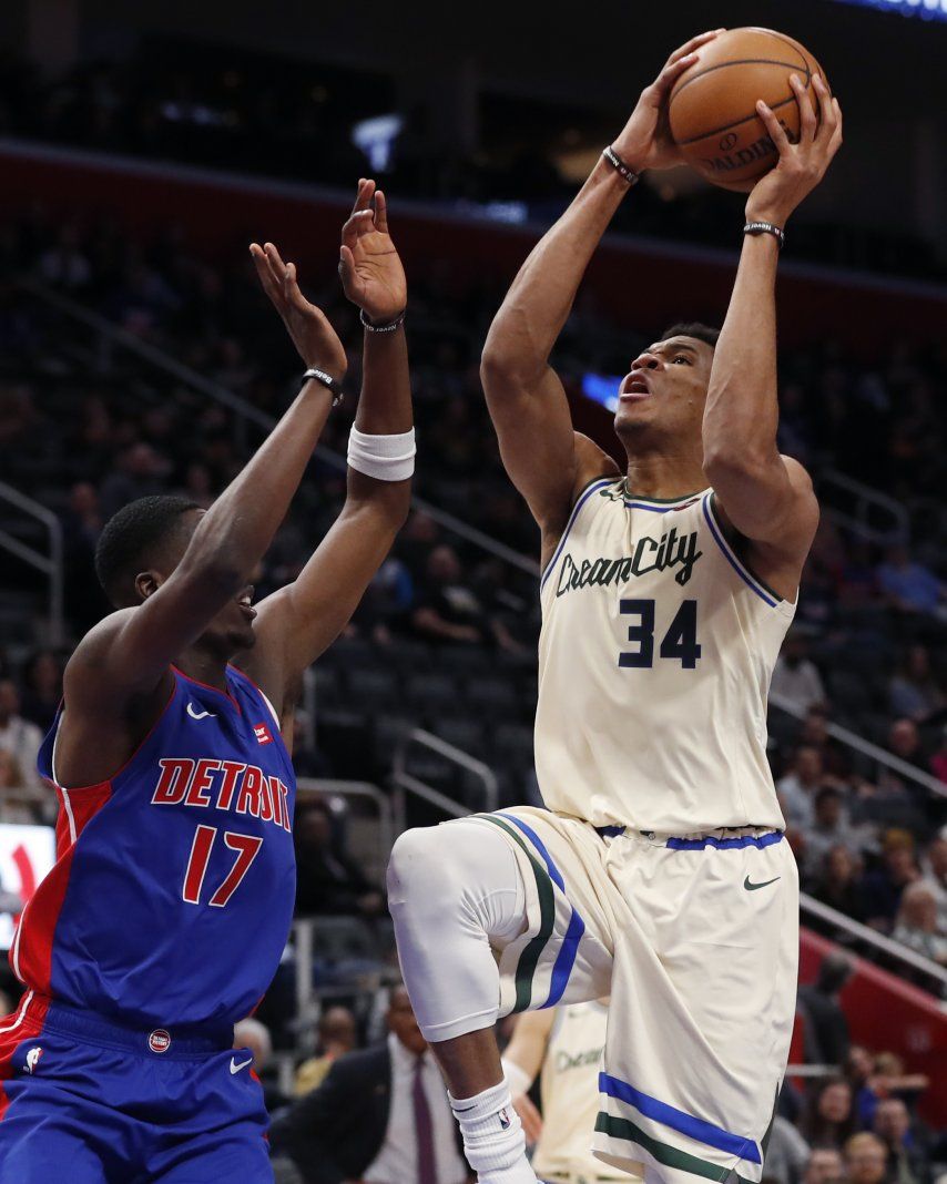Bucks hilan 13ra victoria, con paliza sobre Pistons