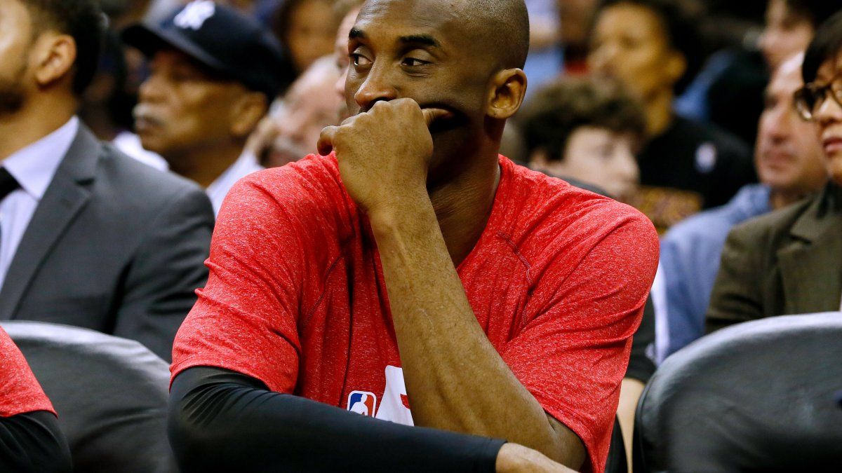 Kobe Bryant se opera del hombro y pone fin a su temporada 2015