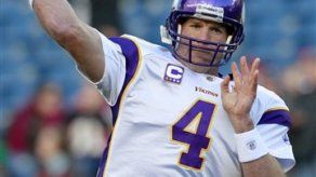 Favre amplí­a marca en partido contra Patriots pese a lesiones