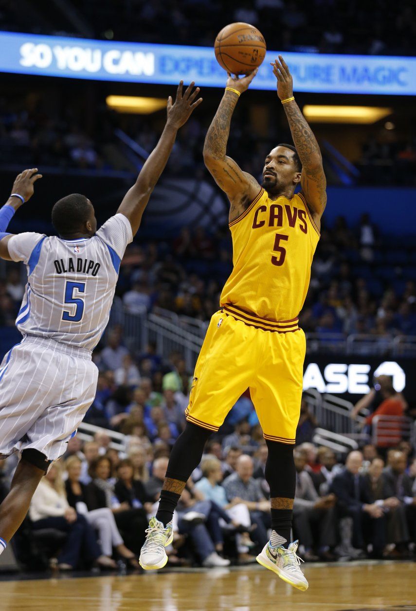 Irving y James lidera triunfo de los Cavs en Orlando