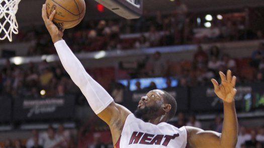 Wade aporta 40 puntos y Heat vence a Pistons