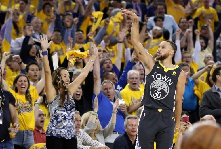 LeBron da la victoria a los Cavs en la prórroga y regreso triunfal de Curry