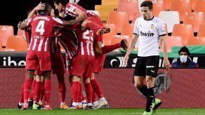 El Atlético gana 1-0 en Valencia y se afianza como segundo