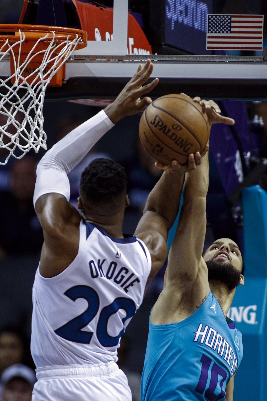 Towns anota 37 puntos y Timberwolves ganan 121-99 a Hornets