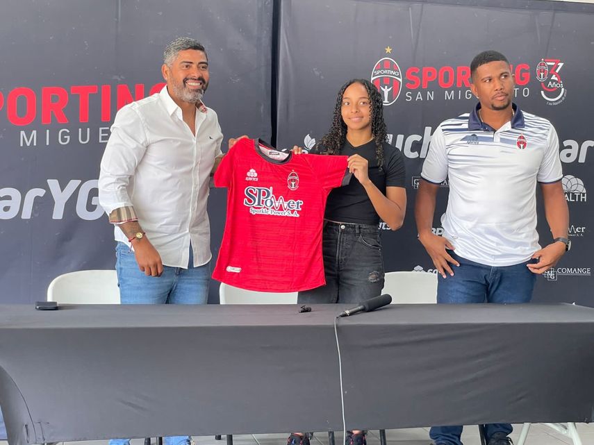 Lineth Cedeño es presentada en el Sporting SM