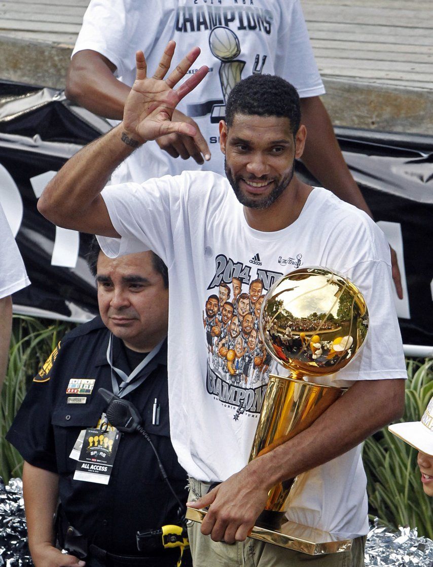 NBA: Spurs festejan con aficionados su 5to título