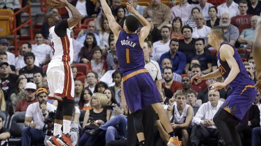 Wade aporta 27 puntos en triunfo de Heat sobre Suns