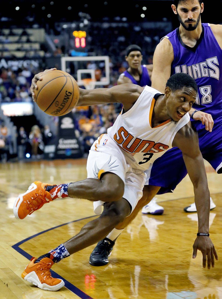 Eric Bledsoe aporta 19 puntos a paliza de Suns sobre Kings