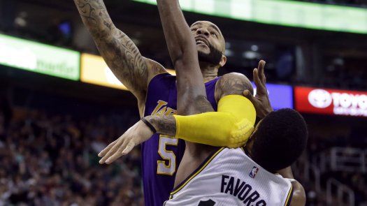 Clarkson lidera a los Lakers en triunfo 100-97 sobre el Jazz