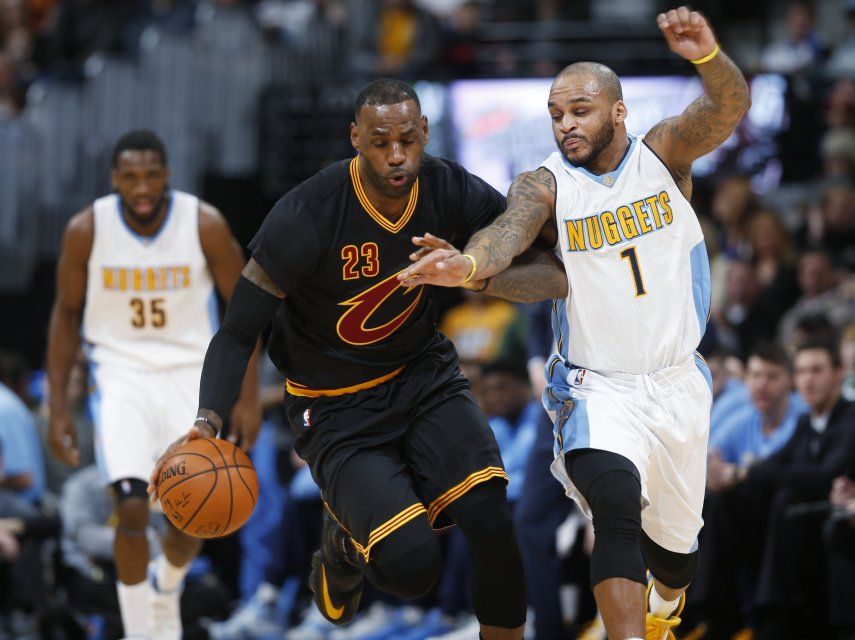 Con 34 puntos de James, Cavs superan a Nuggets