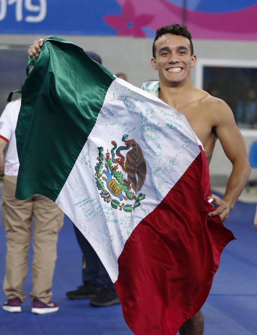 Debutante Celaya le da un oro a México en clavados