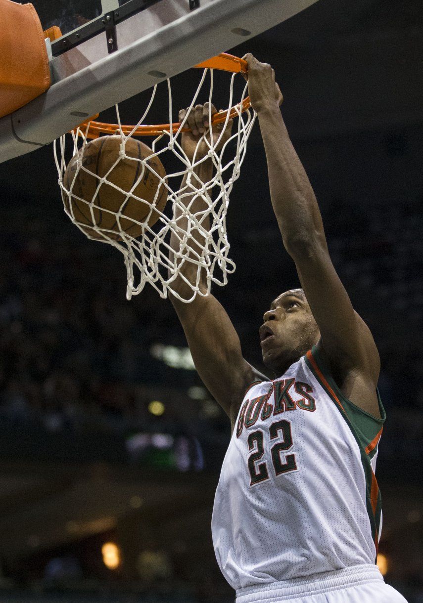 Knight anota 22, los Bucks ganan a los Clippers