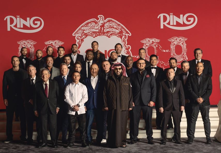 Roberto Durán posa junto a estrellas de varias generaciones en Riad