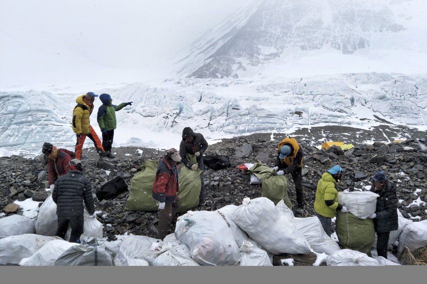 China reduce el número de permisos para escalar el Everest