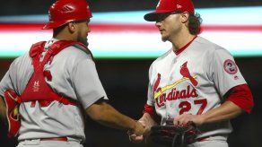 Cardenales respaldan a Weaver y aplastan a Gigantes 11-2