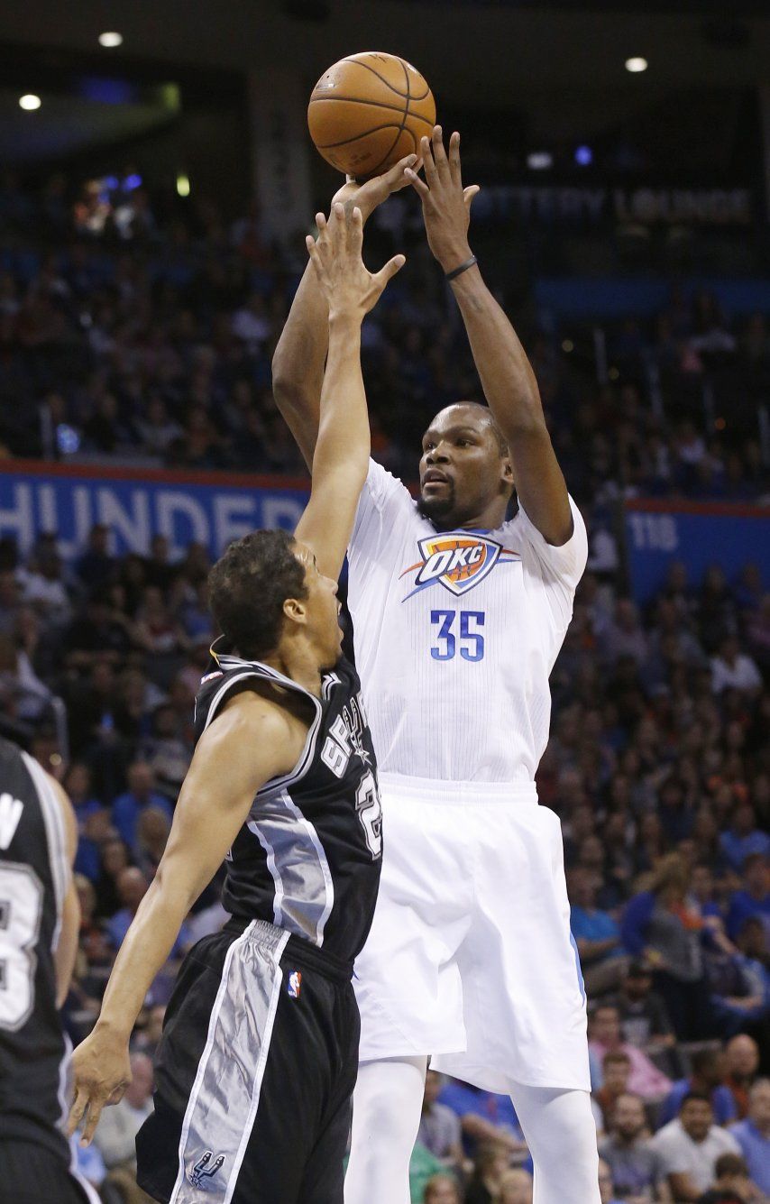 Westbrook, Durant y Thunder vencen a diezmados Spurs