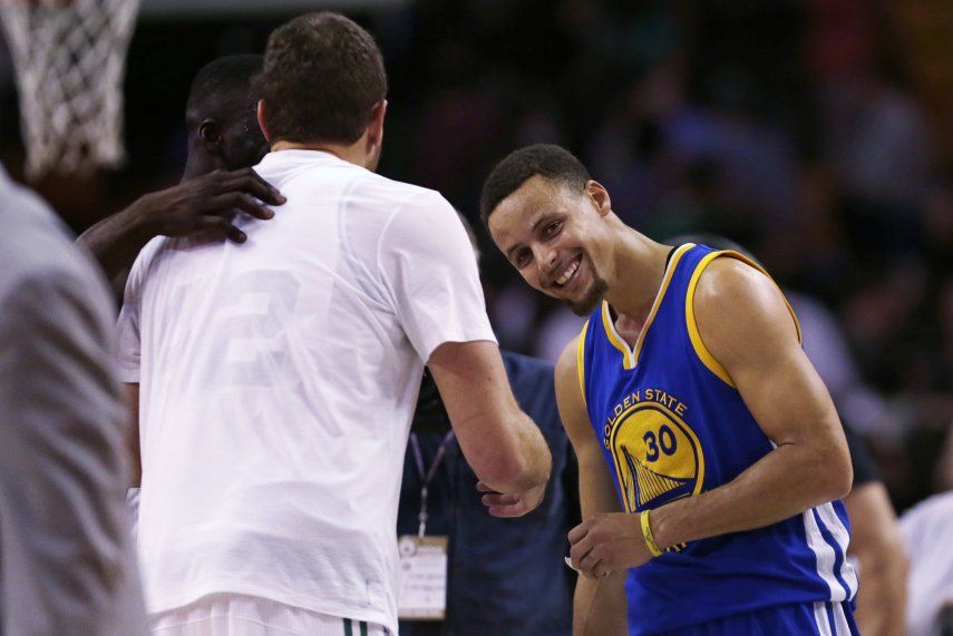 Warriors sufren en doble prórroga pero siguen invictos