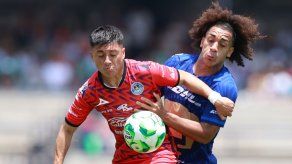 Adalberto Carrasquilla le gana el duelo a Édgar Yoel Bárcenas en el Pumas vs Mazatlán