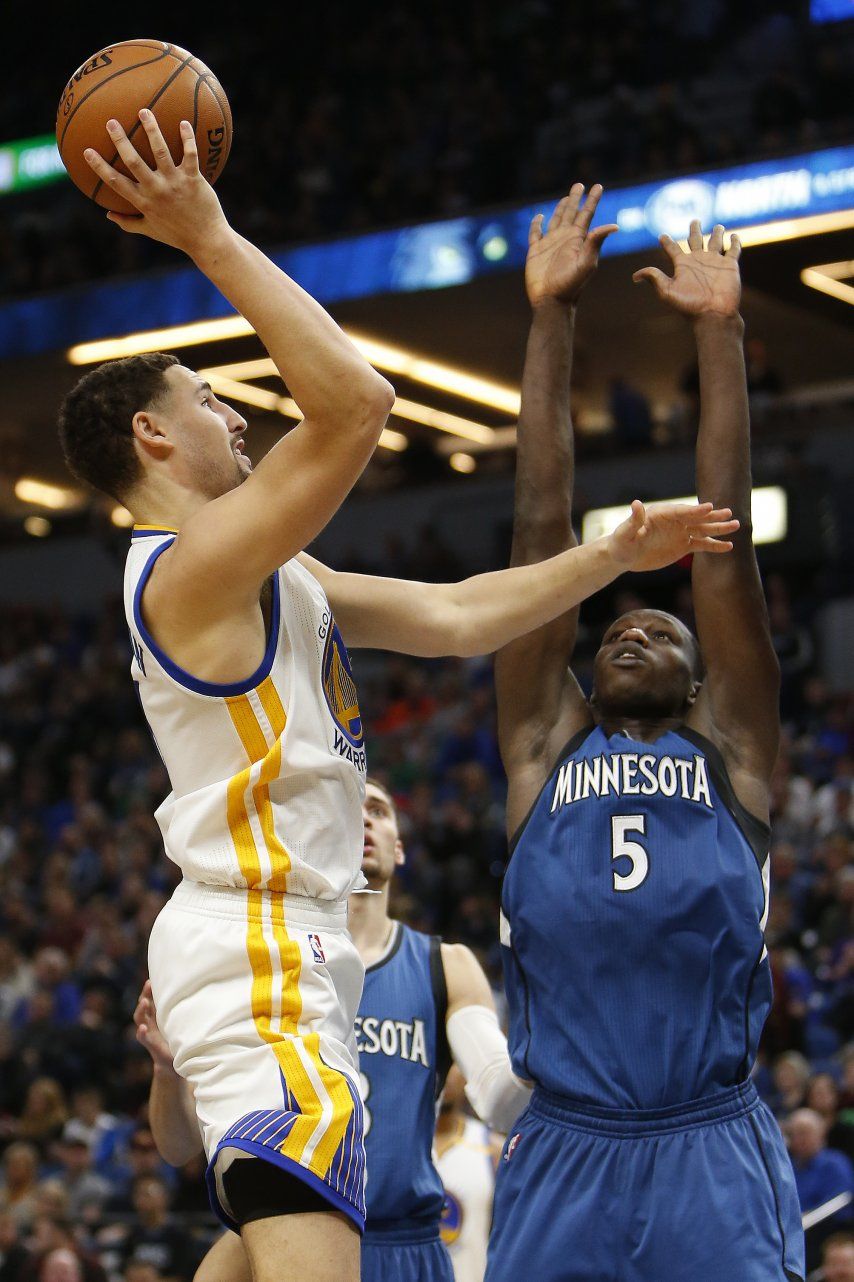 Thompson enciende remontada de Warriors ante Wolves