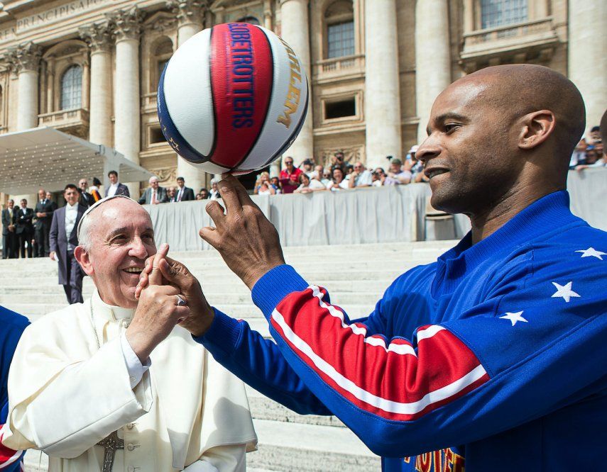 ¿Sólo fútbol? El papa se luce con los Glotbetrotters