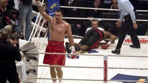 Wladimir Klitschko noquea a Chambers y retiene corona