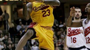 Los Cavaliers siguen ganando de locales; Pistons caen
