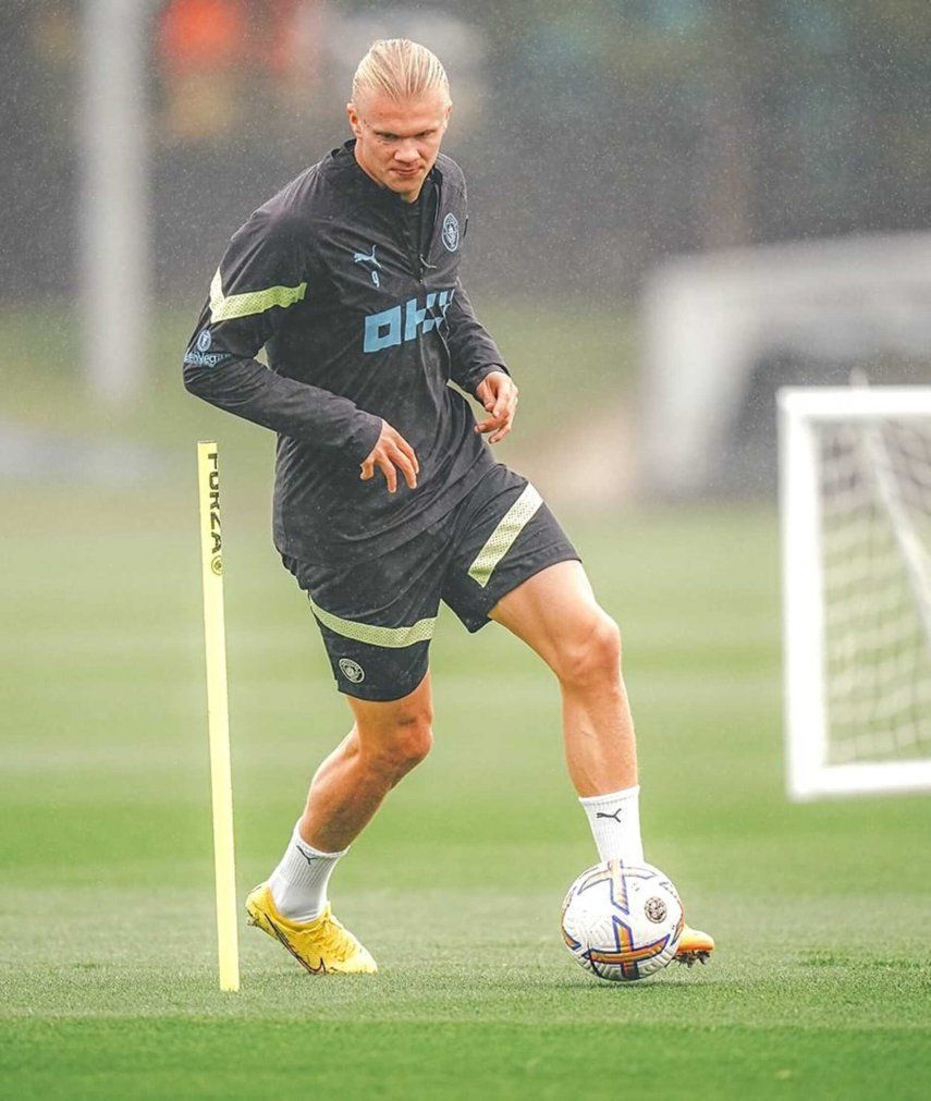 Todos los reflectores en Erling Haaland en el Liverpool-City