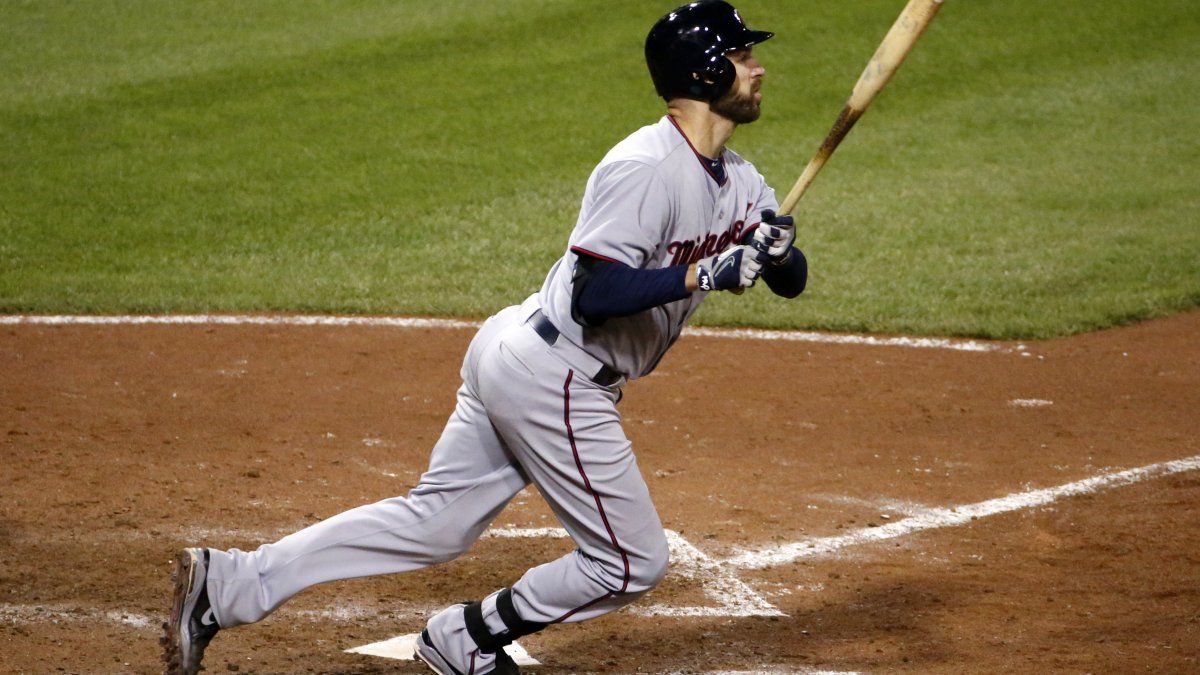 Mauer define por Mellizos ante Piratas en extra innings