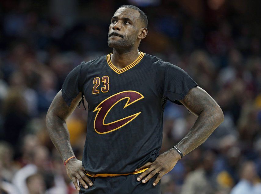 LeBron se rasga las mangas y luego da triunfo a Cavs