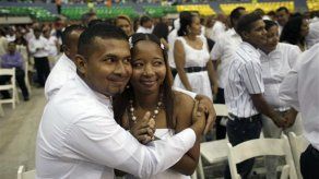 Manos de piedra Durán atestigua boda de 1.500 parejas en Panamá
