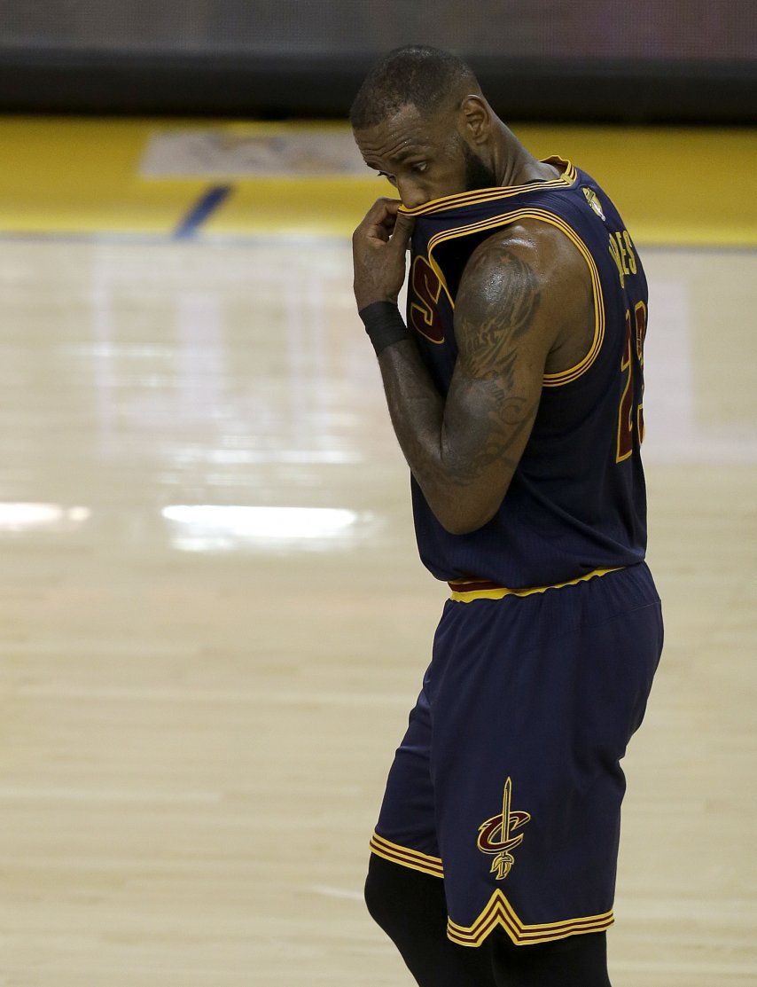Fallas defensivas condenan a Cavs en 1er partido de la final