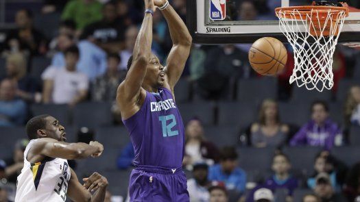 Walker guía a Hornets a victoria de 99-88 sobre Jazz