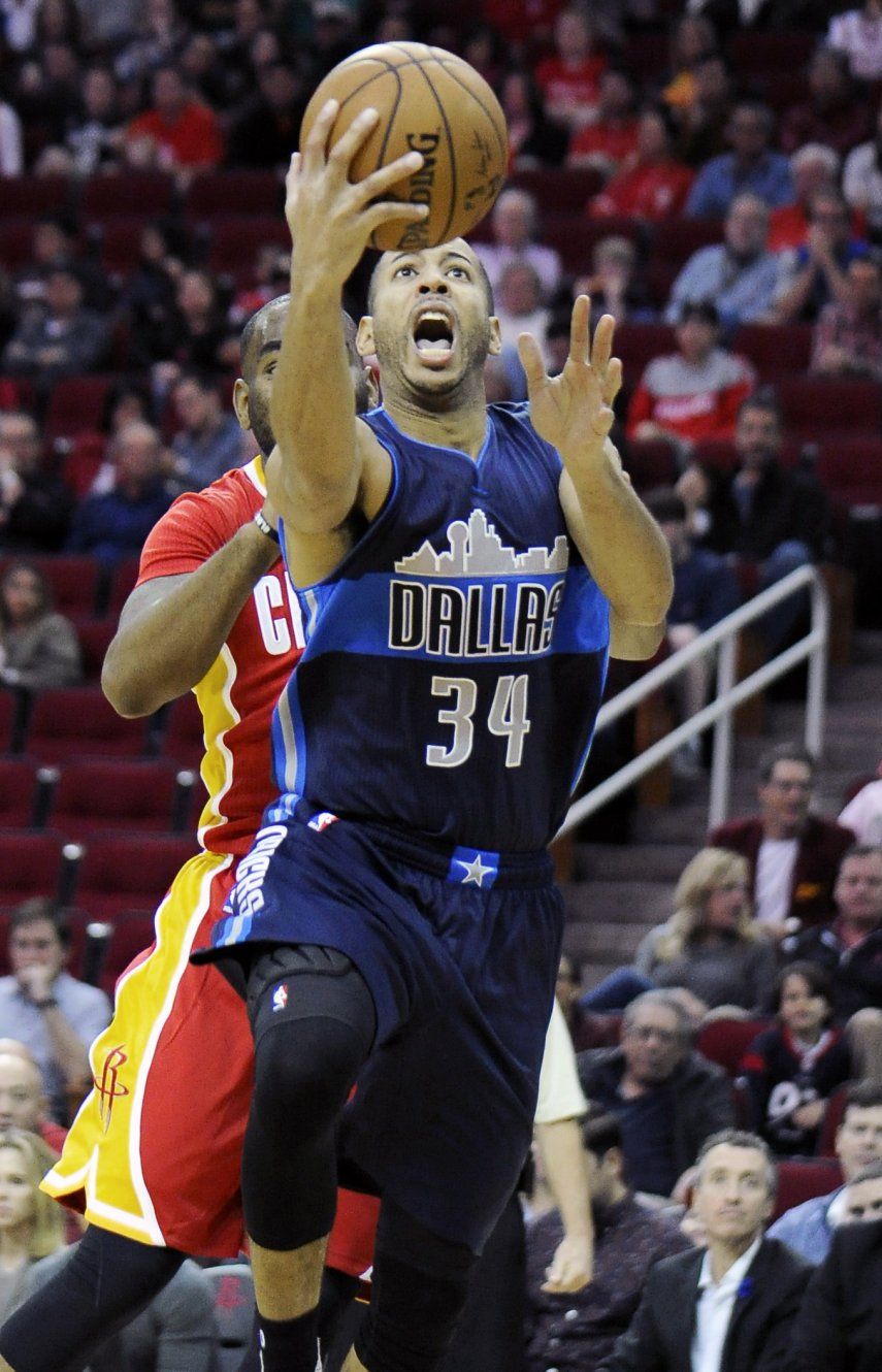 Pese a ausencias, Mavericks superan a Rockets