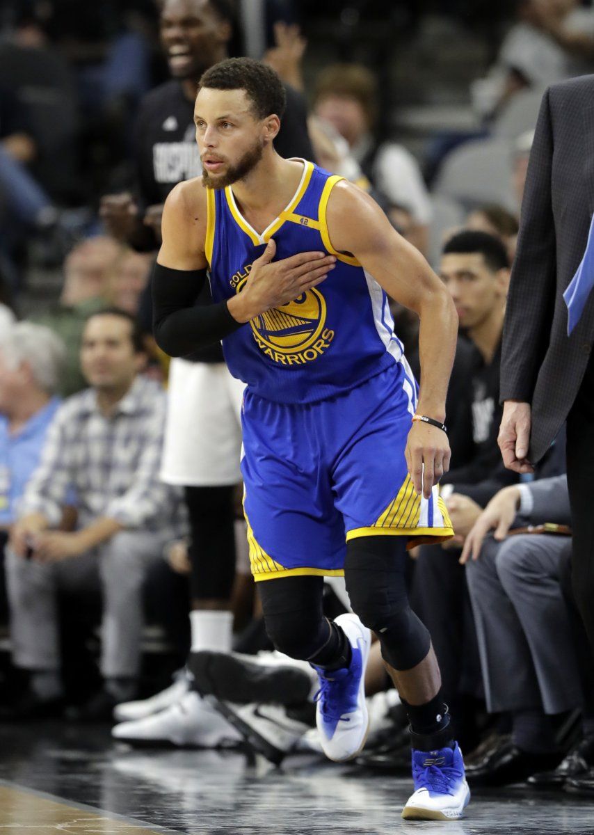 Warriors barren a Spurs, imponen récord y están en la final