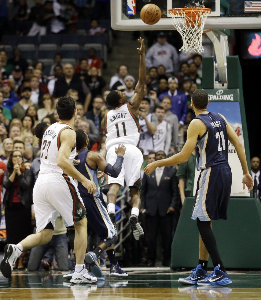 Knight y los Bucks quitan invicto a Grizzlies