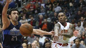 Teague anota 32 puntos y Hawks vencen a Mavs