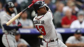 Acuña pega jonrón y Bravos aguantan para ganar a Rockies 8-6