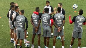 Jugadores de la Selección de Panamá, escuchan las indicaciones de Thomas Christiansen.