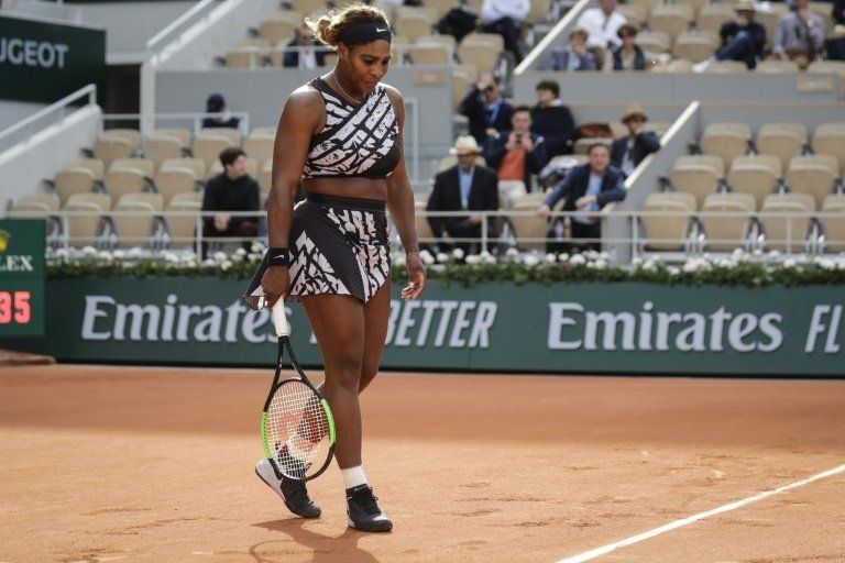 Serena Williams pasa con susto a la segunda ronda de Roland Garros