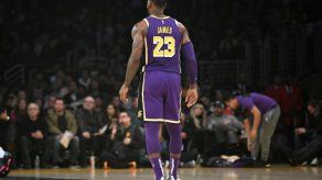 LeBron supera a Jordan como cuarto máximo anotador de la historia de la NBA
