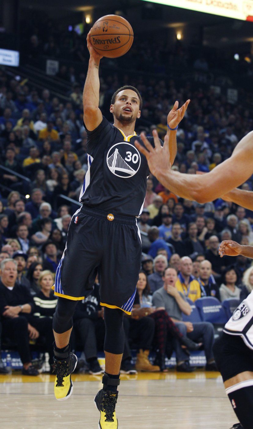 Curry guía triunfo de Warriors sobre Nets