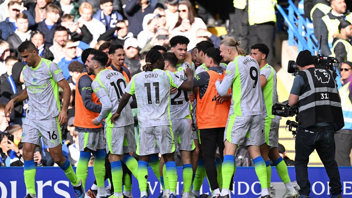 El Manchester City golea al Chelsea y pelea por la Premier League