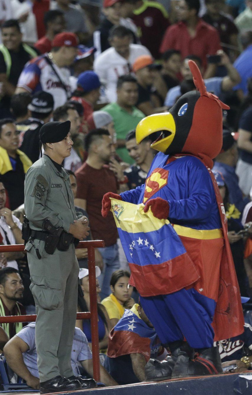 Venezolanos se desahogan en Serie del Caribe en Panamá