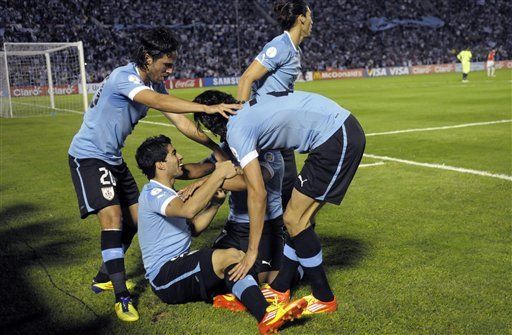 Mundial: Uruguay alza vuelo y hunde a Chile