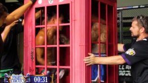 INSÓLITO: En Tailandia innovaron con la MMA dentro de una cabina telefónica