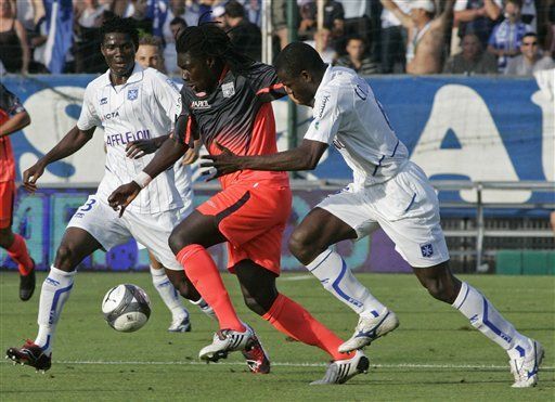 Lyon gana 3-0 a Auxerre y mantiene buen paso en fútbol francés