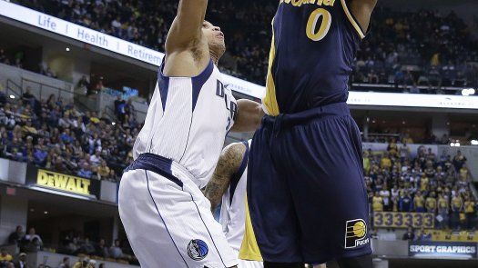 Pacers vencen a Mavs y luchan por boleto de playoffs