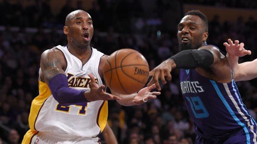 Los Lakers sufren ante los Hornets su 10ma derrota seguida