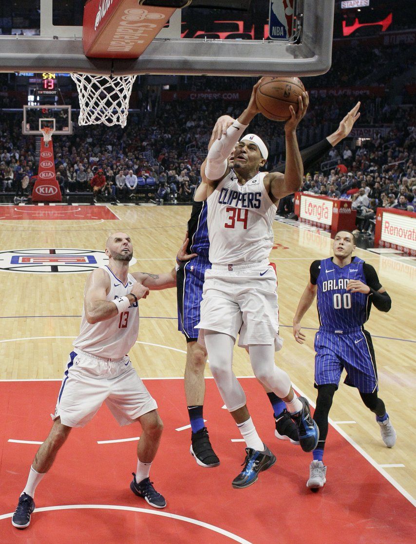 Harris y Clippers superan inicio lento y vencen al Magic